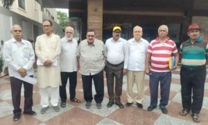 आठवें वेतन आयोग के विरोध में प्रयागराज में पेंशनर्स के प्रदर्शन और सरकार की नीतियों से संबंधित आर्टिकल।